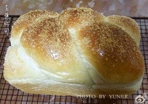 成品。这个是用450克吐司模，编了三股辫子，放烤箱烤的，表面撒了椰蓉。