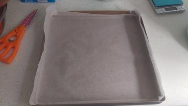 准备好油纸在28*28的烤盘