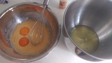 分2次加入全部的鸡蛋黄搅拌均匀。避免有面粉颗粒的出现。