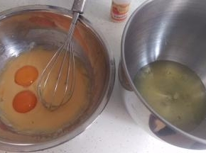 分2次加入全部的鸡蛋黄搅拌均匀。避免有面粉颗粒的出现。