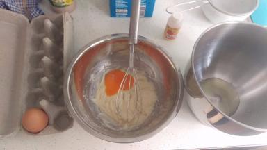 先把牛奶+糖（蛋黄）混合均匀，再分3步加入玉米油，搅拌均匀后，再加入筛过的全部的粉，用手拿打蛋器，搅拌均匀后，加入2个鸡蛋黄搅拌均匀。