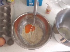 先把牛奶+糖（蛋黄）混合均匀，再分3步加入玉米油，搅拌均匀后，再加入筛过的全部的粉，用手拿打蛋器，搅拌均匀后，加入2个鸡蛋黄搅拌均匀。