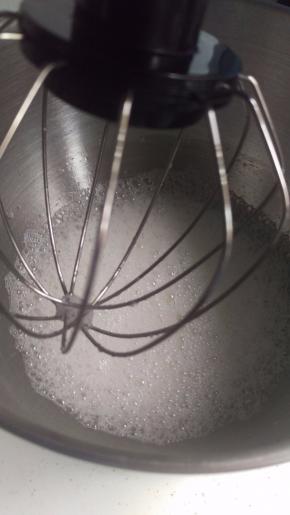 准备打蛋白，蛋白加入3滴白醋，先用高速打20-30秒，打出大气泡，加入1/3糖。