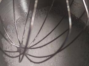 准备打蛋白，蛋白加入3滴白醋，先用高速打20-30秒，打出大气泡，加入1/3糖。