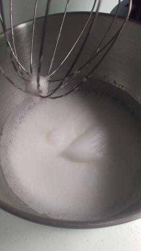 再继续打，打到这个程度，再加入剩下全部的糖。