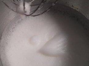 再继续打，打到这个程度，再加入剩下全部的糖。