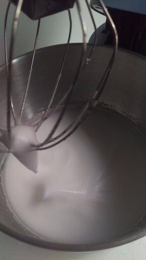 用4档打，打到湿性发泡，图中的这样还不行。