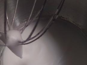 用4档打，打到湿性发泡，图中的这样还不行。