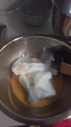 拿其中的1/3蛋白加入蛋黄糊中，搅拌均匀你，注意搅拌手法。用“Z\\\\\\\