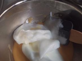 拿其中的1/3蛋白加入蛋黄糊中，搅拌均匀你，注意搅拌手法。用“Z\\\\\\\