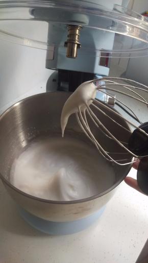 最后打到湿性发泡，再用1档打30秒，去除大气泡，如图。