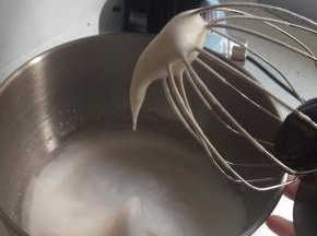 最后打到湿性发泡，再用1档打30秒，去除大气泡，如图。