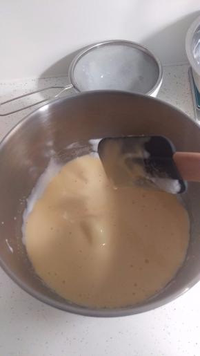 搅拌均匀后，把蛋黄糊全部倒回剩下的蛋白中，搅拌均匀。注意手法。预热烤箱175度。