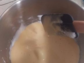 搅拌均匀后，把蛋黄糊全部倒回剩下的蛋白中，搅拌均匀。注意手法。预热烤箱175度。