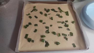 再放上去葱和芝麻。放入烤箱烤15分钟 ，出炉后马上倒扣，把后面的油纸撕掉，马上涂上沙拉酱和肉松，靠身体这个位置要涂多点，厚点，然后马上卷，这样不容易开裂。卷好以后放冰箱30分钟，就可以固定蛋糕卷咯！