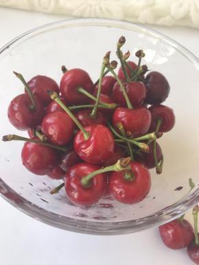 先将樱桃反复冲洗干净