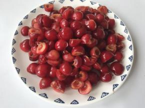 将樱桃去核，网上有去核的妙方，不过我不太会用，还是用的笨方法，一个个剖开去核的