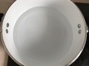 锅中加入适量水，并加入冰糖，最好用那种黄晶冰糖，就是淡黄色的冰糖，超市就有卖，一边加热一边搅拌至全部融化，