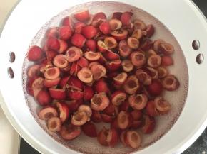 水开了之后放入去核的樱桃，继续加热，加热的时候不要搅拌，最好开盖煮