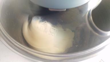 我用厨师机揉，揉到出筋并且出手膜，就加入黄油，继续揉。