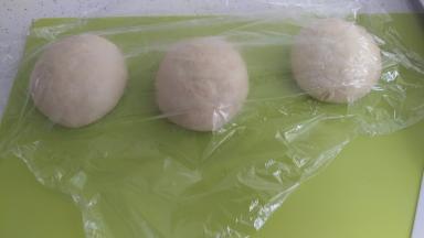 排气后分小团，再静止20分钟。20分钟后揉成你要的形状，放入烤盘，准备二发，拿2碗热水放烤箱，面包放烤箱，发大概50分钟后。