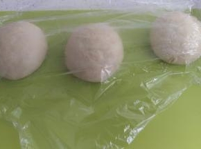 排气后分小团，再静止20分钟。20分钟后揉成你要的形状，放入烤盘，准备二发，拿2碗热水放烤箱，面包放烤箱，发大概50分钟后。