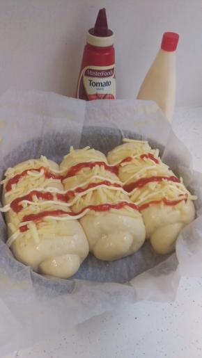 把面包上先涂一层蛋黄液。再加入芝士，沙拉酱，番茄酱。就可以放入烤箱烤13分钟。