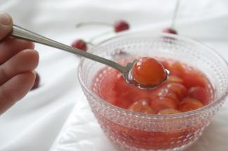 煮过的樱桃虽然颜色不那么鲜艳了，但是口感很Q，酸酸甜甜的宝宝很爱吃！但是糖分较高一次食用不要过量，