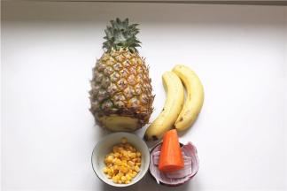 将新鲜菠萝、香蕉、胡萝卜、玉米、洋葱备好