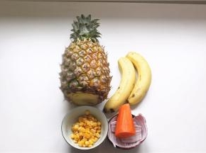 将新鲜菠萝、香蕉、胡萝卜、玉米、洋葱备好