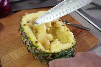 将新鲜菠萝洗净后，横着切除三分之一，表皮最好切平整，这样盛饭比较容易，外观也好看