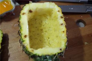 用小刀将其肉挖出掏空，保留菠萝肉，壳做容器