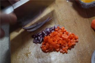 将洋葱、胡萝卜洗净切丁