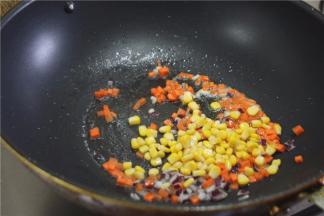 锅里入油，油温6成熟时，加入切好的洋葱、胡萝卜、玉米、香蕉