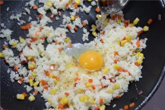 均匀翻炒后，加入鸡蛋