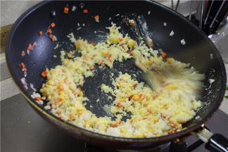 炒出蛋花，加入适量菠萝肉、盐翻炒均匀即可出锅