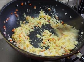 炒出蛋花，加入适量菠萝肉、盐翻炒均匀即可出锅