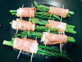 包裹住焯好水的芦笋 用牙签封口
小火用油煎至两面金黄即可