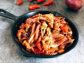 出锅再撒芝麻
这个快手菜 时间不能久 3-5分钟即可
时间长了 鱿鱼就老了