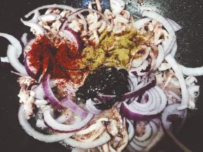 放入盐鸡精 甜面酱 孜然 辣椒面 芝麻
快速翻炒