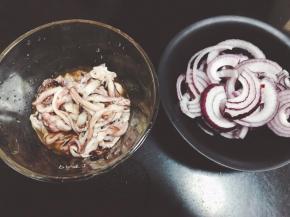 鱿鱼洗干净 泡料酒
洋葱切丝