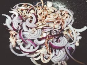 热锅下鱿鱼和洋葱丝
用中大火