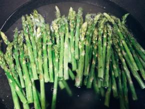 水中加盐 鸡精 油
把芦笋放入焯水