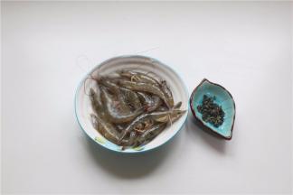 备好虾和茶叶