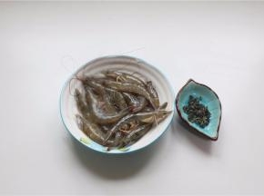 备好虾和茶叶