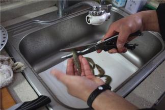 将鲜虾洗净，去头