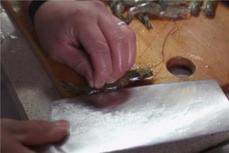 用刀对刨虾身，去掉虾线