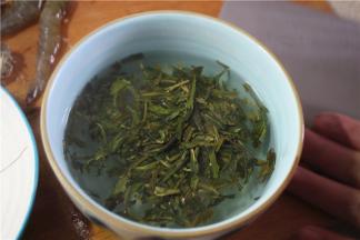 用开水泡茶，泡开叶子后捞起