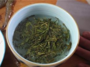 用开水泡茶，泡开叶子后捞起