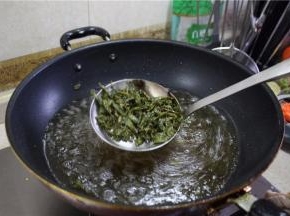 锅里烧油至7成油温，下入茶叶炸至定型，捞起